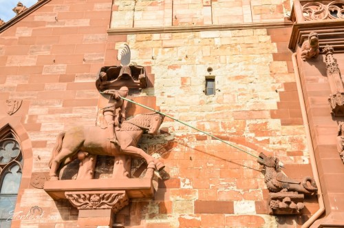 Svätý Juraj zabíja draka na fasáde bazilejského chrámu v Bazileji - Saint George Killing the Dragon at the facade of the Basel Minster in Basel